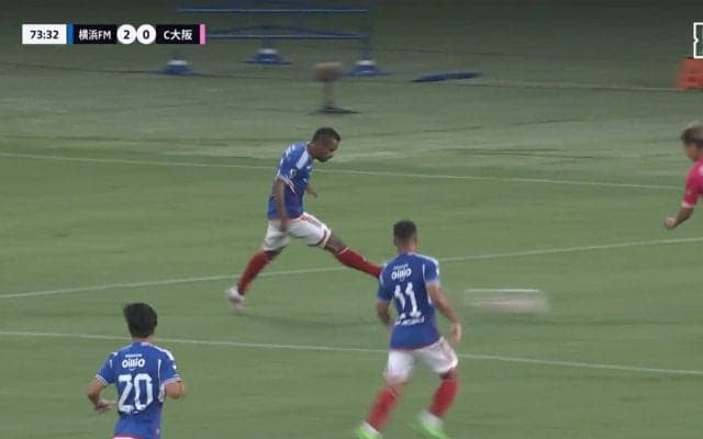 一体何をしたんだ！？ブラジル人ドリブラーの“奇術的”アウトサイドパスが脚光「これはヤバいやつ」弧を描くグラウンダーのピンポイントクロスで反則級アシストを決めた瞬間