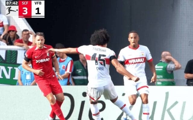 攻撃面も才能十分！ チェイス・アンリが強烈ミドルショットを炸裂「良いシュート持ってるやん」ブンデス・デビュー戦でスタジアムを沸かせた瞬間