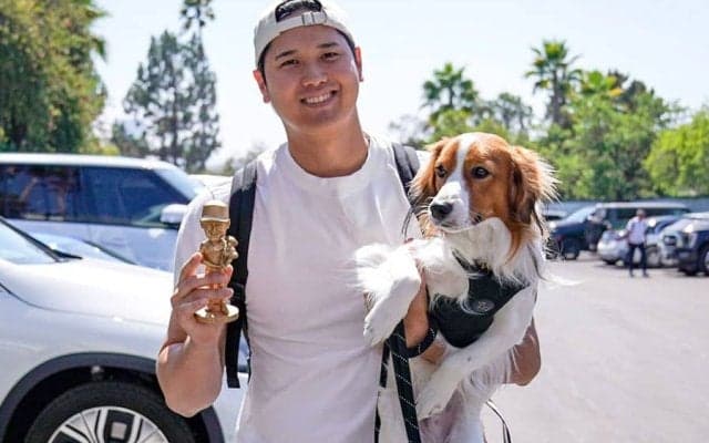 大谷翔平＆デコピンが「Cute!」　“記念日”の球場入りに反響「一緒だぁぁぁ」