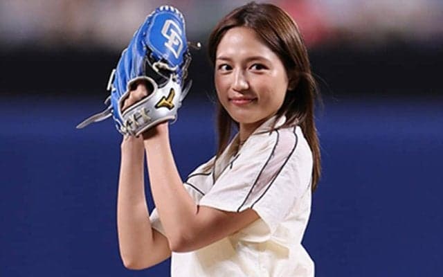 29歳人気女優が「可愛すぎた」　サプライズ始球式にどよめき…サラサラヘアも「お綺麗」