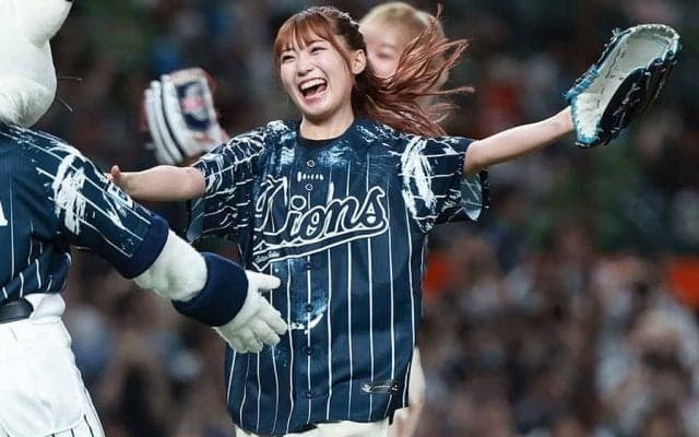 球場に舞い降りた美女が「世界一かわいい」　ショーパン豪快投球に悶絶「笑顔が眩しい」