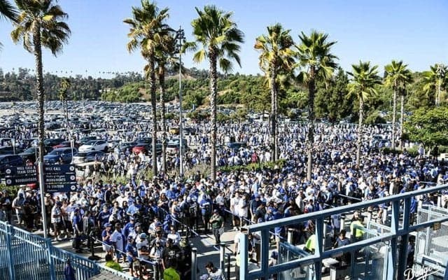 大谷翔平の“限定人形”めぐり球場大混乱　異例の開門早め…もらえずブーイングも