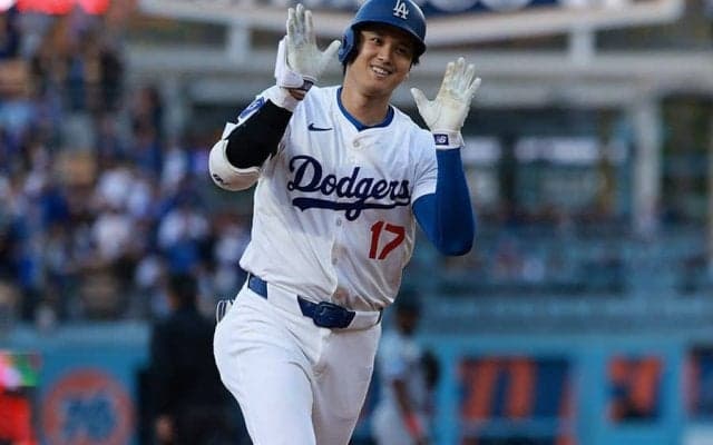 デコピンの“変化”に集まる視線　大谷翔平に抱えられ…久々登場で注目「堂々としてる」