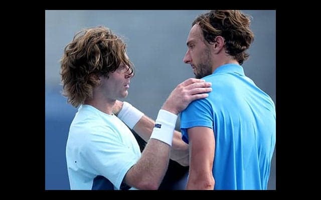  地獄の37本ラリー 最後はコートに倒れ込む 