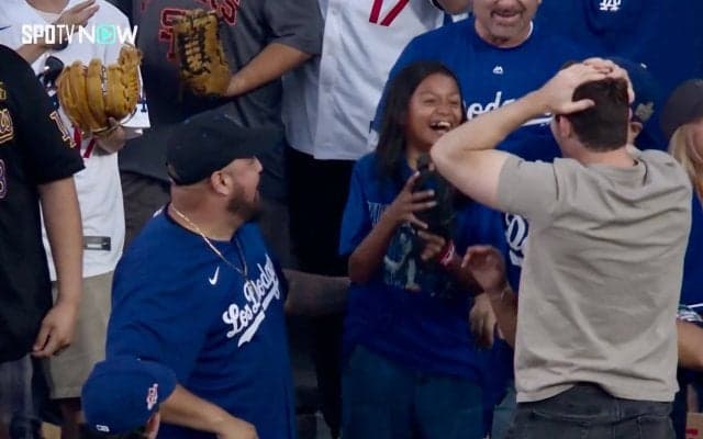 「一生の思い出だろうな」大谷翔平のHRボールに観客キッズが大喜び！ 「こういう雰囲気最高」微笑ましすぎるスタンドの光景が話題に