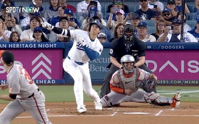 これで入るの！？ 大谷翔平の衝撃アーチにバッテリー“愕然” 泳いでいるのにスタンドイン「軽く打ってるように見える」ファン驚愕