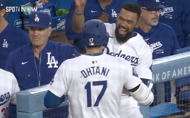 打った大谷翔平より「大はしゃぎだなw」 HR直後の“笑撃”シーンが話題に「テオヘルって本当にいいやつw」ネット歓喜