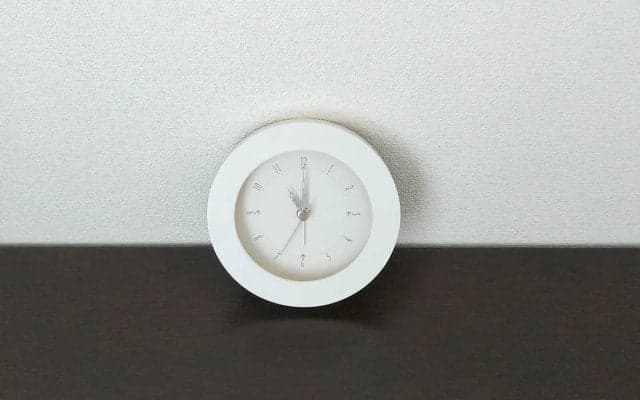 もっとも気分が落ち込む時間帯は「23時」。その理由と対策［専門家回答］
