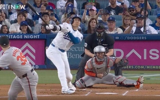 なんで飛ぶんだよ！ 大谷翔平、衝撃42号が「バケモノすぎる」 片手一本だけ… すくいあげ“変態打ち”に球場騒然