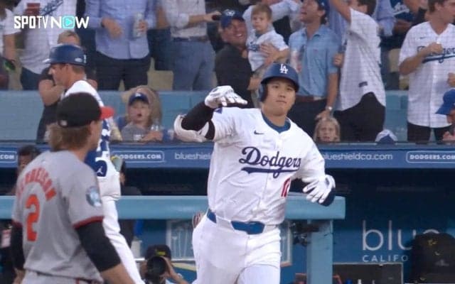 大谷翔平、42号“デコピン弾”で珍ポーズ！ カメラが一瞬捉えた塁上のひと幕が話題に「大谷さん可愛い！」「愛を感じる」ファン沸騰