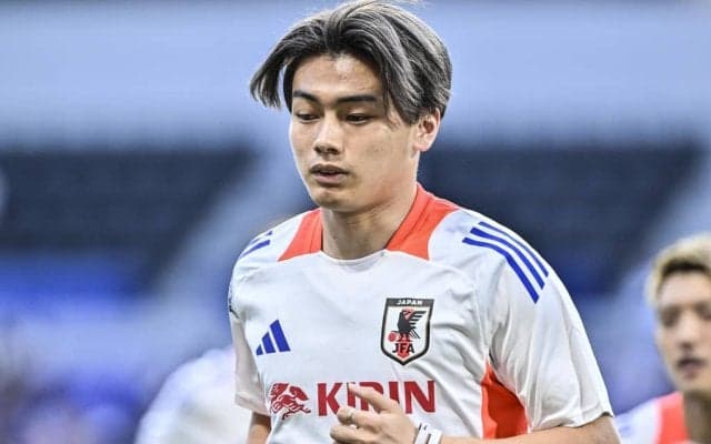 「茶色で合わせてるコーデよすぎ」「憧れの夫婦です！」上田綺世とモデル妻との「誕生日祝福2ショット」が大反響！ 自宅で2人並んでの写真に「本当に素敵なお2人」の声