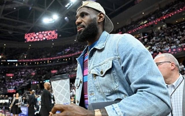 レブロンが高校時代に着用したユニフォームがオークションへ…落札予想額は約3億円か