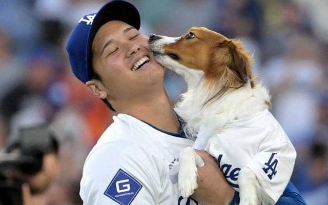 大谷翔平が手にした愛用品にX大注目「超好感もてる」　始球式でチラ見え「可愛すぎる」