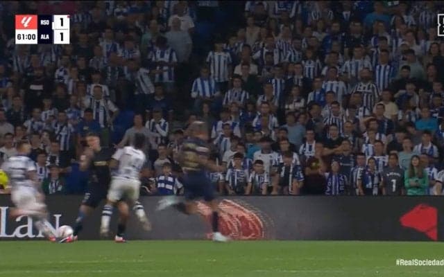 「ファウルだろ」久保建英、強烈ラグビータックルを受けて転倒悶絶もスルーされ...度重なるノーファウル判定に疑問の声「全然とってもらえない」