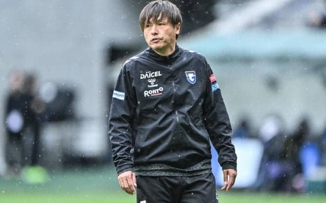 「相変わらず美しすぎ」元日本代表の“名手” G大阪・遠藤保仁コーチが披露した脱力＆美技FKにファン感嘆！「いやーまだ現役いけますねー!!」「上手いなぁ〜」などの声