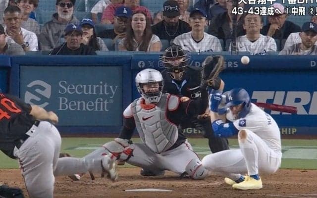 どこ投げてんだよ！ 頭部への危険球が頭上を通過… ド軍野手の“死球回避”の動きが「神業すぎる」