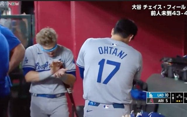 大谷翔平、歴史的快挙でいつもと違うリアクション　同僚と見せた"カメハメ波"が「クリリンくらい小さい」