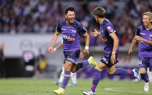 広島がクラブ新の7連勝で首位浮上！　トルガイ・アルスランのハットでFC東京を振り切る【明治安田J1第29節】