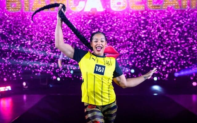 “美ボディ”女子の腹筋が波打ってる… 人気レスラーのオフショットにネット騒然 規格外な身体能力でもファンを魅了