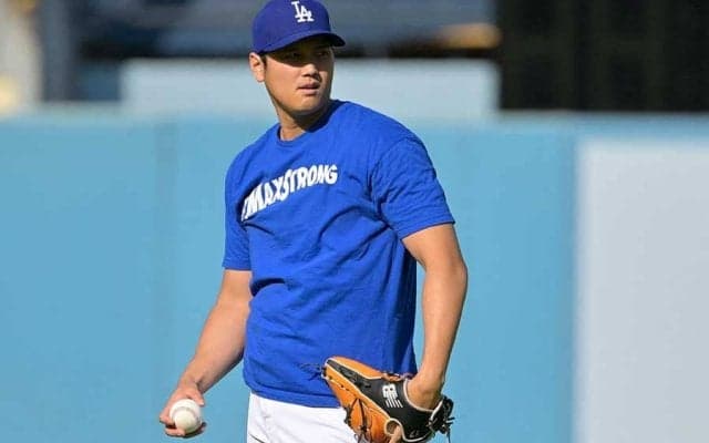 大谷翔平、捕手役座った状態でブルペン入り　術後3度目で初…10球を投げ込み最速148キロ