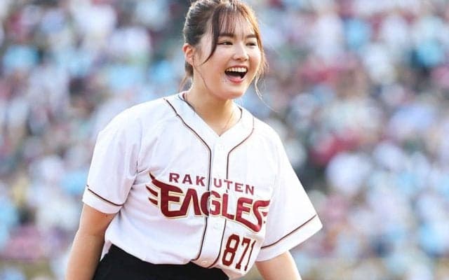 ポニテゆらり…24歳美人女優が始球式　ワンバンも場内拍手「練習の成果出せた」