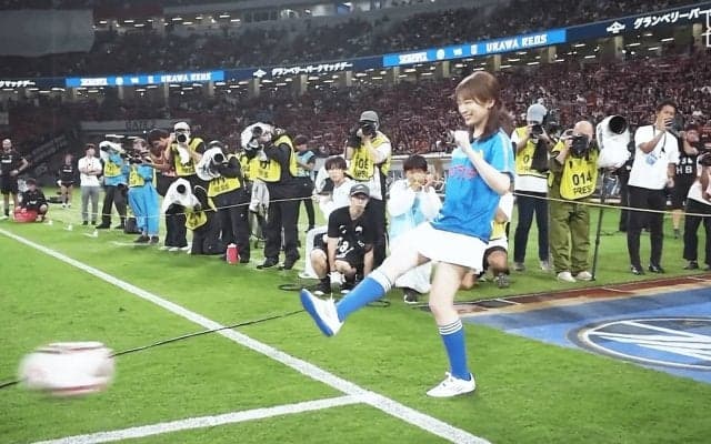 「トゥーキックかわいい」元乃木坂46・秋元真夏さんがＪリーグに登場！ セレモニー成功にファン感激「上手だった」「練習通りのナイスパス」