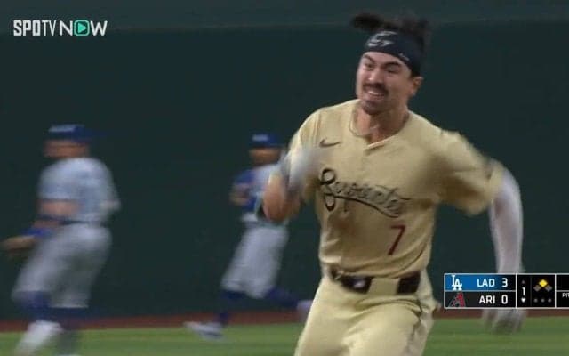 「マンガの世界だわ」ファンも目を疑う爆速ダッシュ 奇跡のランニングホームランに驚がく「どんだけ速いんだよw」