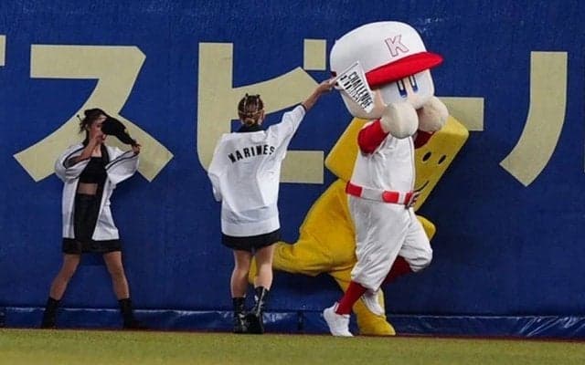 頭が取れそう…マスコットに“身バレ”危機「危ない！」　まさかの爆走にX騒然