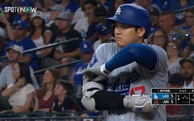 「デコピンと一緒にぴょん」大谷翔平が見せた“神回避”！？足元への危険球を紙一重で避けた瞬間ムーブ