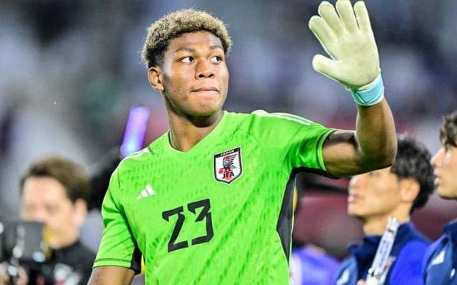 「あれで2枚目かぁ…」退場処分のGK鈴木彩艶の“飛び蹴り激突シーン”にSNS議論紛糾！「退場はないわ」の擁護派に「印象悪い」「無謀で軽率な判断」と批判の声も