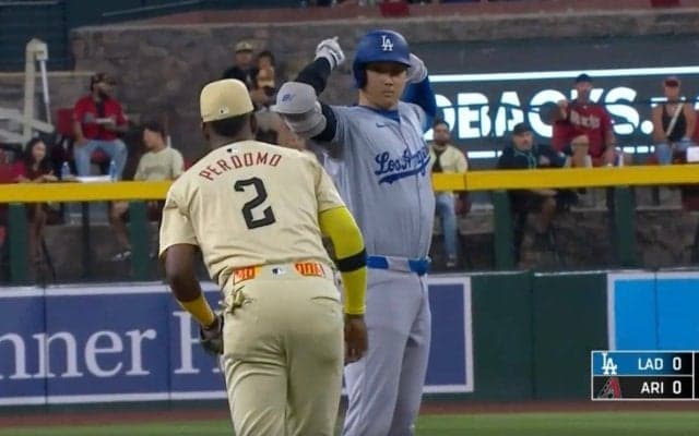 何が起きた？ 大谷翔平が「めっちゃビックリ」 相手野手は笑顔… ヒット後に“想定外のハプニング”発生