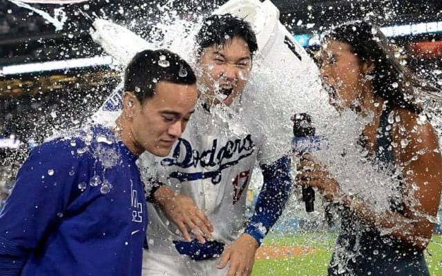 大谷とともにずぶ濡れ…美人レポーターが宣言「請求書を送るわ」　2選手に美容院代要求
