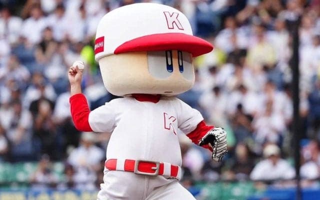 「中身は誰だ？」とX注目　始球式にプロも驚愕…場内ざわめき「剛速球すぎ」