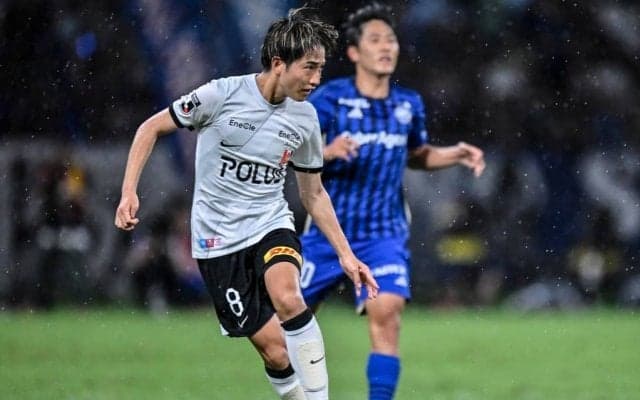【再出発を切った浦和レッズで何が変わったのか(1)】小泉佳穂が先発復帰で抱える覚悟。浦和というチームは「刺激的で面白い試合ができているからいいで済まされるクラブなのか」