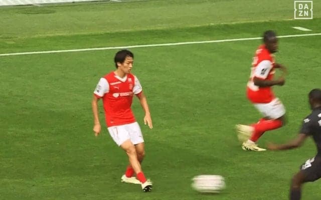 中村敬斗、伊東純也の今季初ゴールをプレアシスト！“時を止めるスルーパス”を炸裂した瞬間「スペースを使うのが上手い」「キレキレだ」