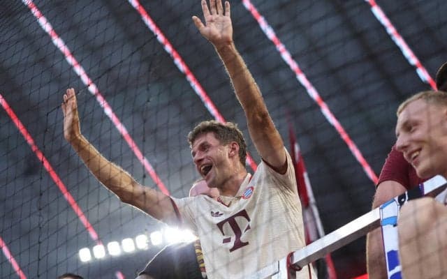 バイエルンでワンクラブマンを極めるミュラー、クラブ歴代最多の710試合出場！　試合後にはサポーターとも喜びを分かち合う姿