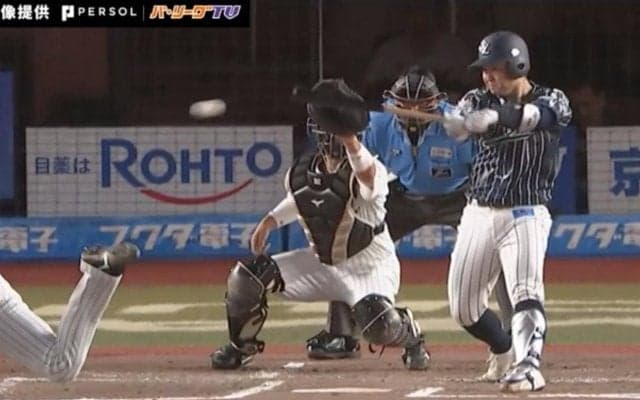 いい！完璧！辛口解説者も絶賛　西武・古賀悠斗の“大根切り”が話題「レアな光景w」「ワロタ」