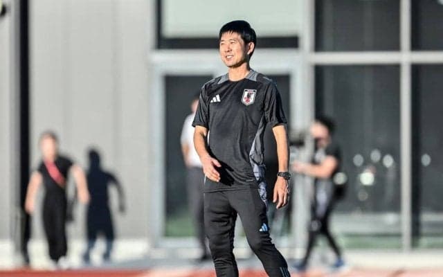 「嘘みたいな本当の画像で草」サッカー日本代表と『アパ社長カレー』の夢のコラボ商品を両手に持つ森保一監督の姿が話題に！「すごいデザインだ」とファンの視線集中