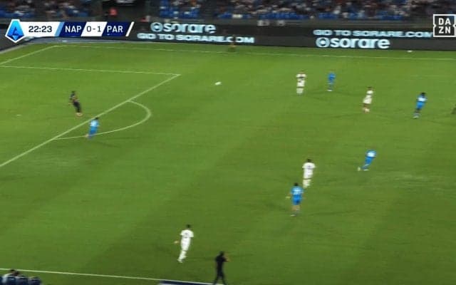 「手も足も凄すぎる！」日本代表GK・鈴木彩艶の“レーザービーム・パス”にイタリアの観客も驚き？「ほんとエグい」「フィード上手すぎんか？」