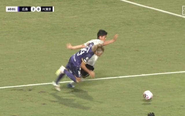 「納得いかない」選手が一斉抗議も叶わずPK献上...VARで判明した巧みな“侵入”の瞬間「足がかかってる」