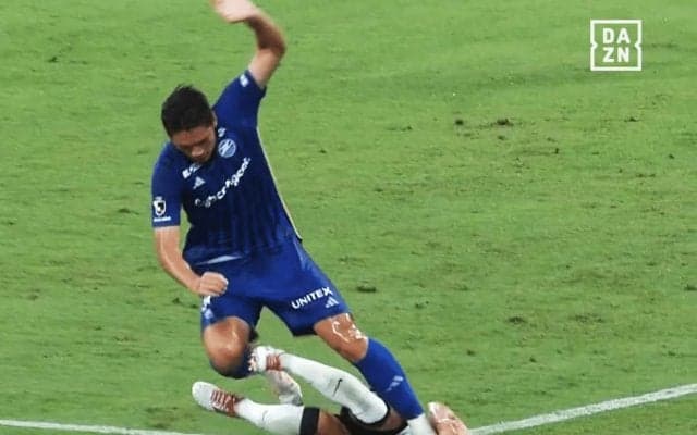 「レッドカードだろ！」足裏スパイクが“顔面直撃”の危険プレーにファン衝撃「なんでVARなし？」「わざとではないだろうけど…」