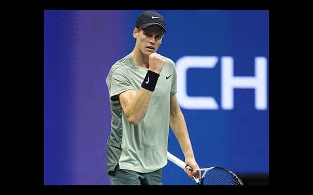  世界1位シナー 2年ぶり全米8強 