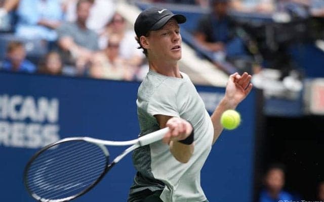 世界1位シナー、勝負強さ発揮し地元アメリカのポールを破って2年ぶり8強[全米オープン]