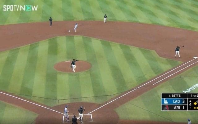 どこ見てんだよ！ 大谷翔平が「消えた」 相手投手が気づかない… 一瞬の隙を突く“爆速盗塁”に球場騒然