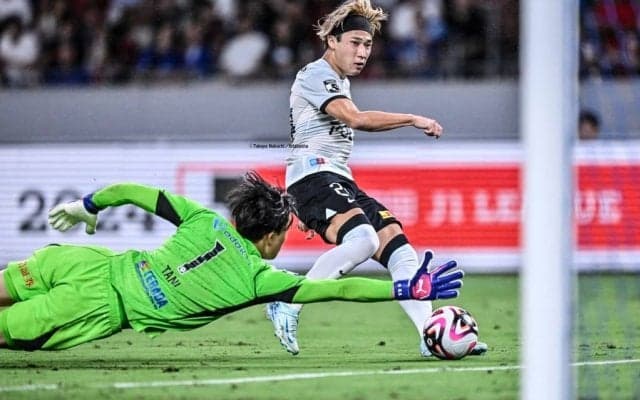 「どえらい、ベッピンさん」国立競技場での“よしめぐ”の可憐なJ1浦和ユニフォームショットに反響！「似合ってる！」「やっぱり、よしめぐにはコレを着て欲しいな！」の声