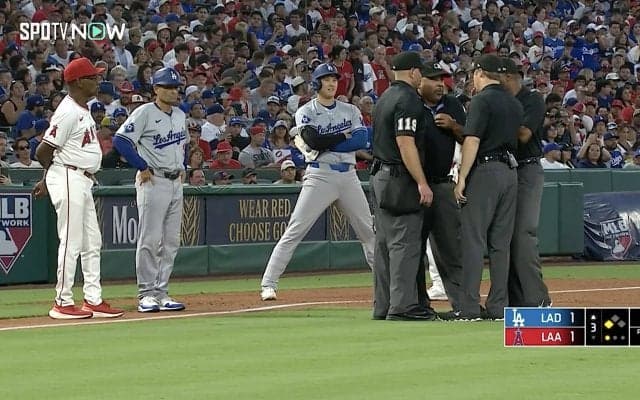 大谷翔平の痛烈タイムリーで“珍騒動” エ軍外野手もお手上げ 「ボールハマったか？」球場どよめく試合中断の瞬間