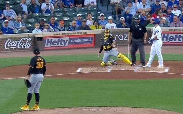 どこ見てんだよ！ “怪物ルーキー”が「キレた？」 鈴木誠也が巻き込まれる… 審判の“微妙な判定”で険悪ムード