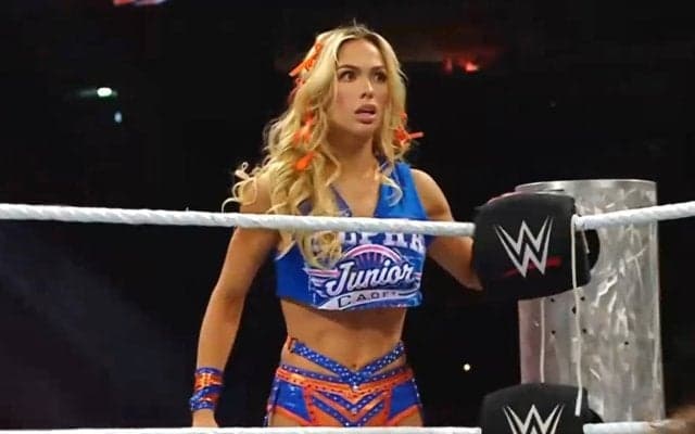 美女レスラー、突然Tシャツを破り捨て“変な動き” 「チアリーダーの身体能力はガチ」ファン騒然