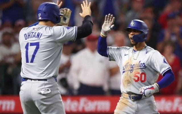 「大丈夫かな」「心配に」リハビリ中の大谷に…ベッツ“強烈ハイタッチ”に不安の声も