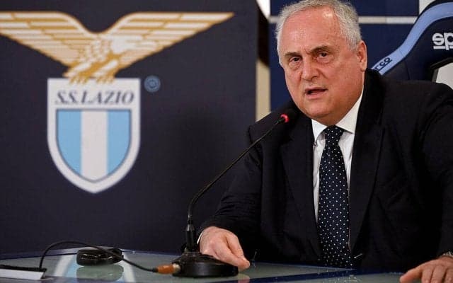 単なる偶然or土壇場での強奪画策？　フンメルス到着に沸くローマの空港に宿敵ラツィオの名物会長の姿…